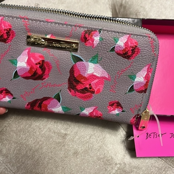 Betsey Johnson boxed wallet in gray with pink floral design - Picture 8 of 9